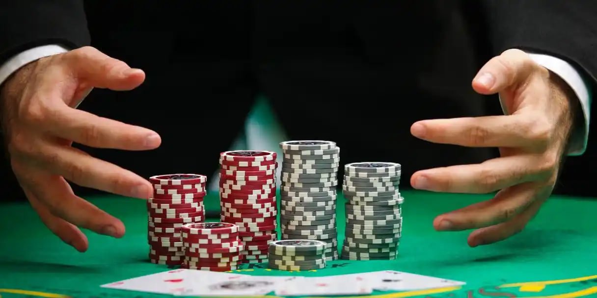 Paytable display on Caribbean Stud Poker table
